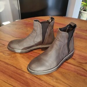 Grey leather Chelsea boot, pristine!